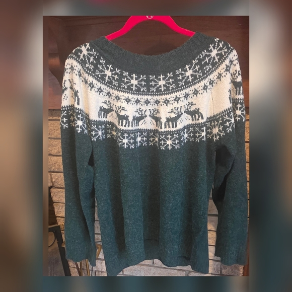 🎄 Maurices Dark Green Sweater with Reindeer and Snowflake Design - Picture 3 of 5